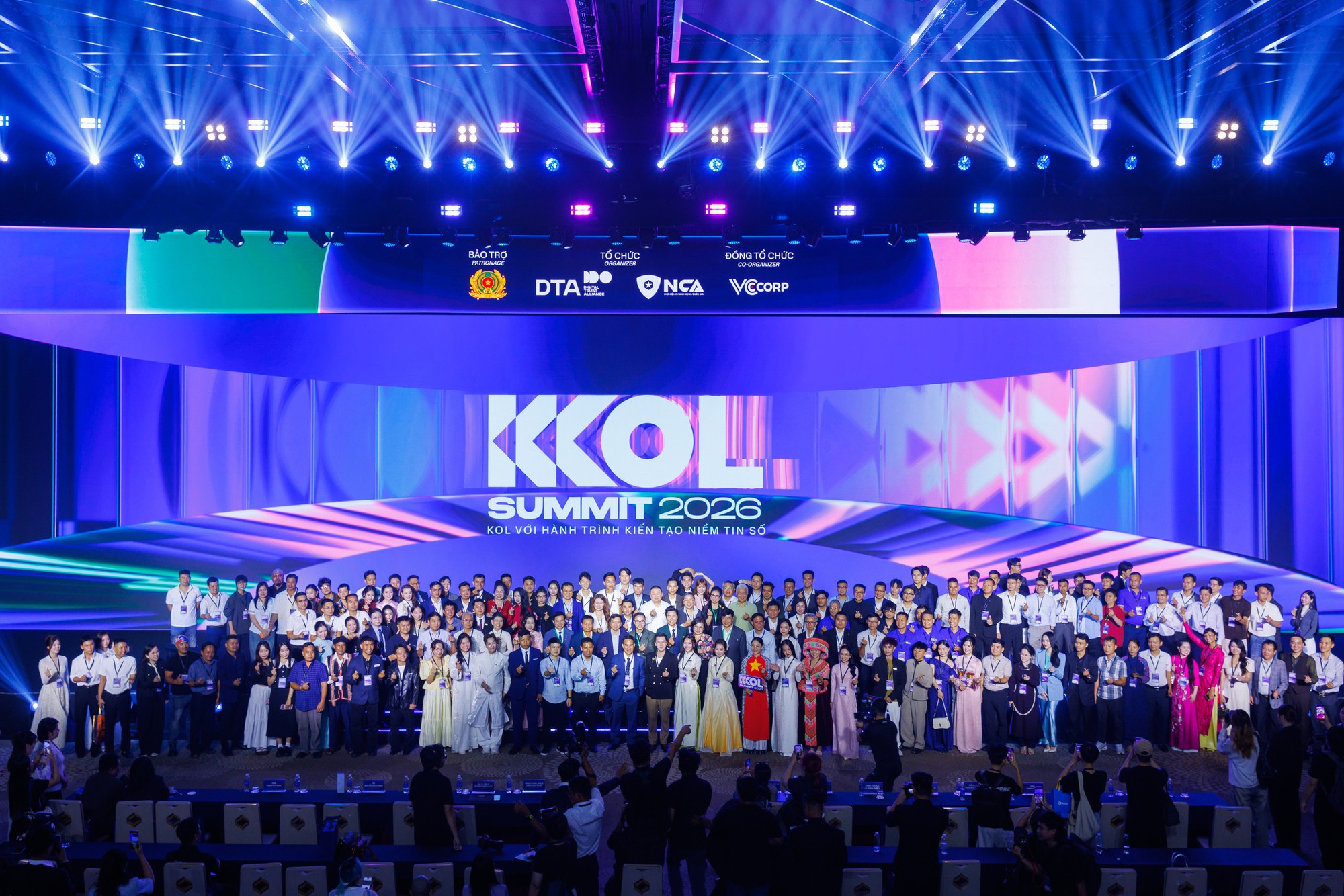 KOL Summit 2026: 34 CLB Niềm tin số v&agrave; 1.500 kh&aacute;ch mời k&yacute; cam kết đồng h&agrave;nh kiến tạo niềm tin số - Ảnh 1.