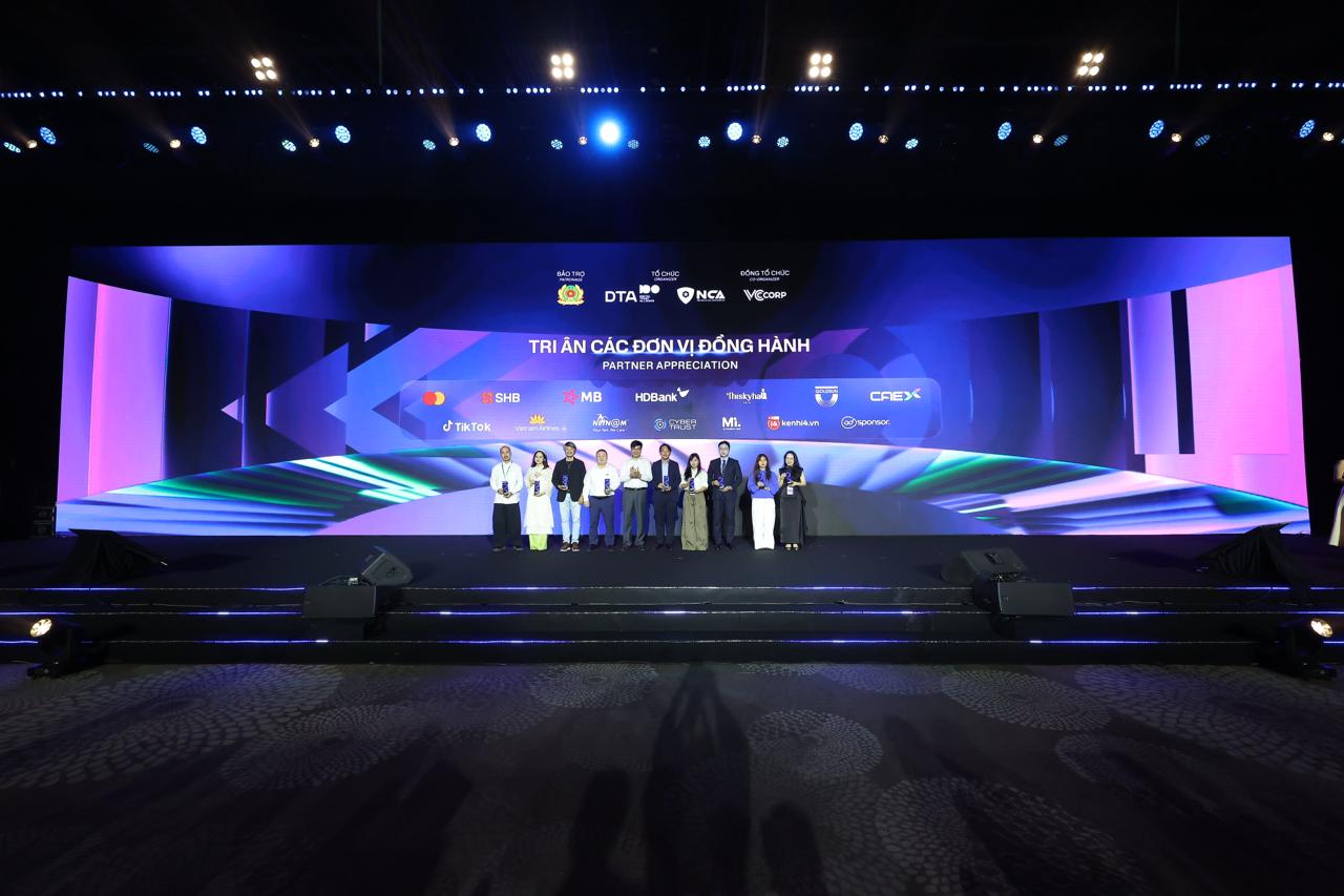 KOL Summit 2026: 34 CLB Niềm tin số v&agrave; 1.500 kh&aacute;ch mời k&yacute; cam kết đồng h&agrave;nh kiến tạo niềm tin số - Ảnh 3.