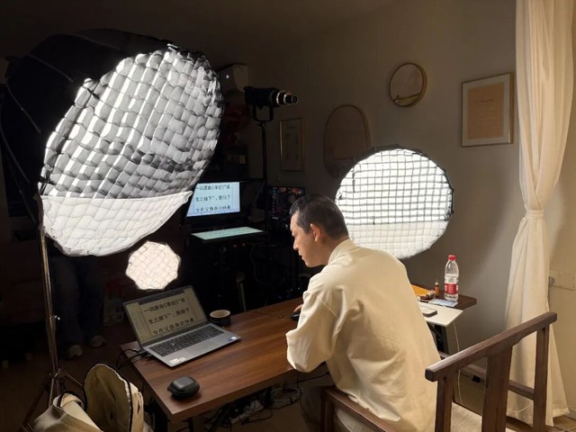 Thi&ecirc;n t&agrave;i to&aacute;n học từng bỏ học bổng MIT để đi tu: 8 năm sau ho&agrave;n tục, giờ livestream 12 tiếng/ng&agrave;y kiếm sống, thừa nhận 'cần tiền'- Ảnh 3.