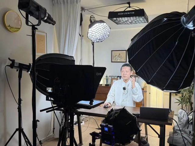 Thi&ecirc;n t&agrave;i to&aacute;n học từng bỏ học bổng MIT để đi tu: 8 năm sau ho&agrave;n tục, giờ livestream 12 tiếng/ng&agrave;y kiếm sống, thừa nhận 'cần tiền'- Ảnh 2.