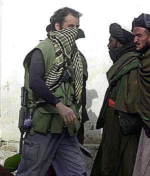 Một lính SBS bên cạnh các đồng minh Liên minh phương Bắc tại Afghanistan