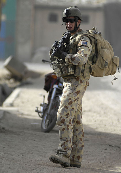 Một lính Úc tại Afghanistan với mẫu AUSCAM sa mạc
