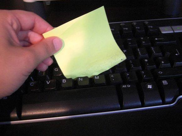 Bàn phím của bạn quá bẩn, hãy dùng phần đầu keo dính của tờ giấy nhớ để giải quyết vấn đề.