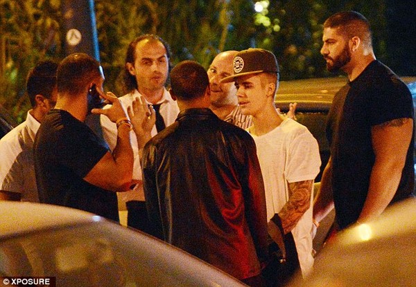 Justin Bieber nói chuyện với các vệ sĩ sau sự cố.