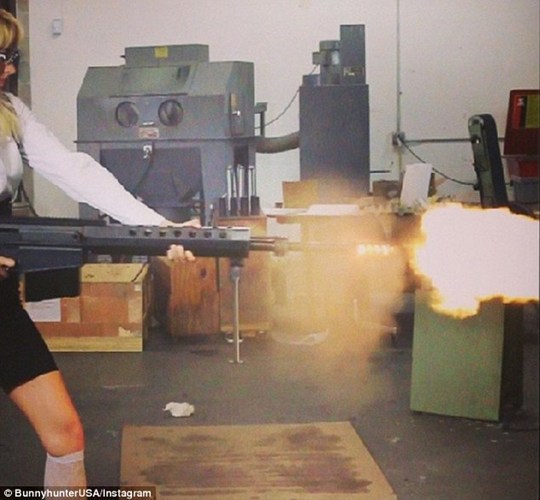 Chuyện lạ: Thú vui sưu tập súng "khủng" của cô gái nóng bỏng