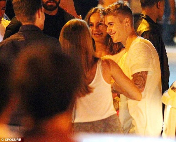 Bieber chụp ảnh cùng các fan nữ. 