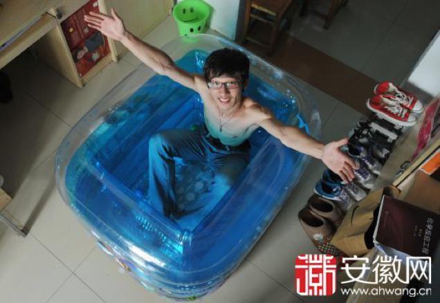 Hài hước với cách chống nóng chơi game của sinh viên Trung Quốc
