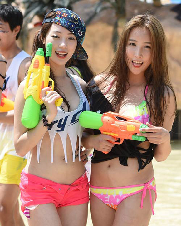 Thiếu nữ Hàn nghịch súng nước khoe bikini xinh dáng chuẩn