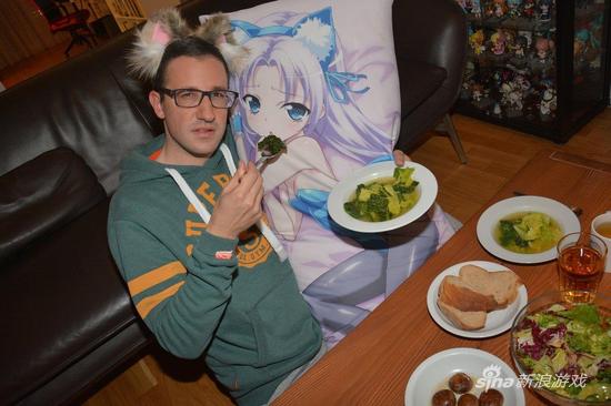 
Anh chàng sống ảo đến nỗi khi ăn cũng đút cơm cho gối Anime
