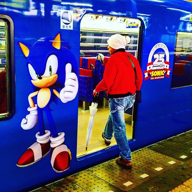 
Sonic biểu hiện cho sự nhanh nhẹn, vô cùng hợp với một đoàn tàu điện ngầm
