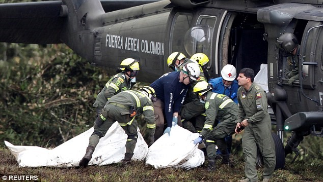 
Đội cứu hộ Colombia đưa các thi thể rời hiện trường
