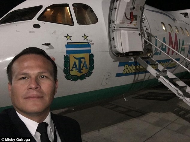 
Phi công Quiroga chụp ảnh bên máy bay trước khi cất cánh.
