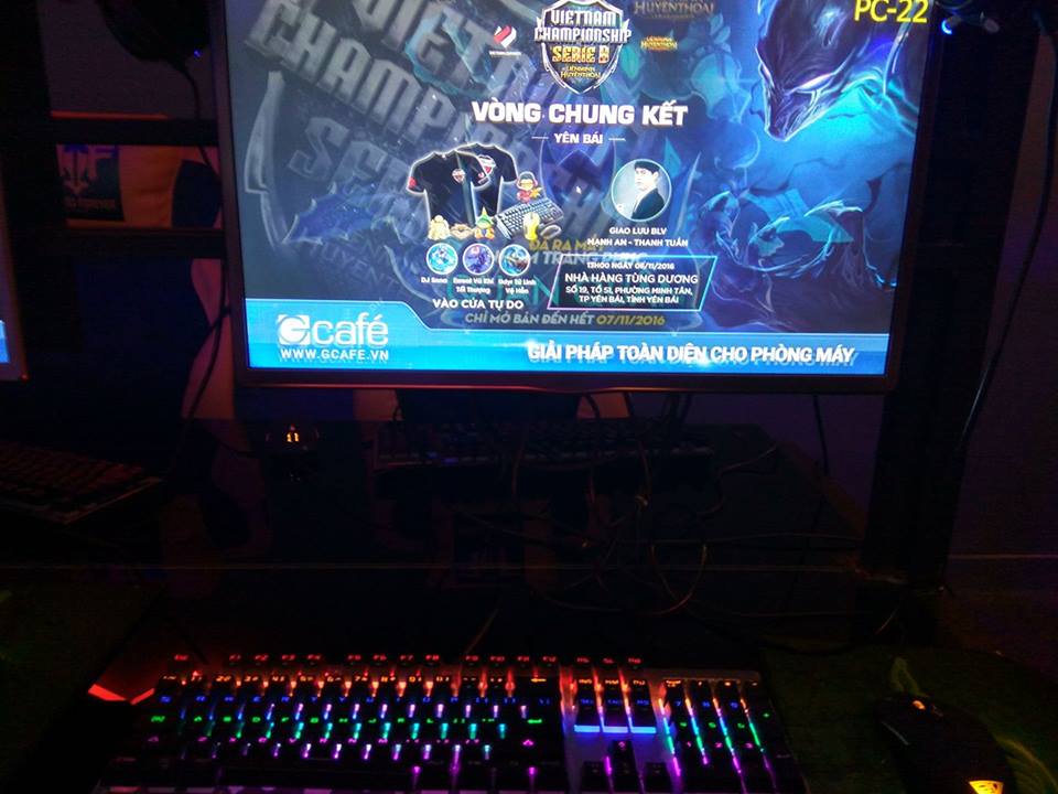 Liên Minh Huyền Thoại Cận cảnh dàn máy, giá đồ ăn uống tại "Quán Nét" sang chảnh bậc nhất Việt