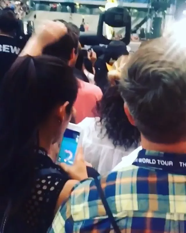 Đứng sát sân khấu concert Beyoncé mà chơi Pokemon Go, fan nữ bị chửi là ...