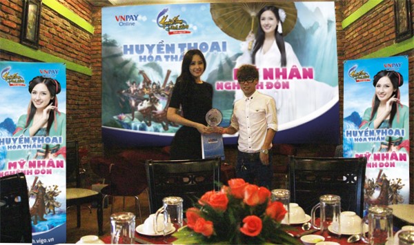 
 

Từ hồi 2013, khi mới tròn 22 tuổi, anh Nguyễn Công Ngọc (áo trắng) đã là TOP Huyền Thoại Anh Hùng với nick name kEnPy.
