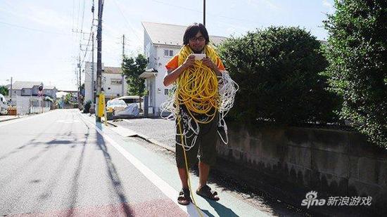 
Thanh niên Nhật nối dây điện từ nhà ra ngoài đường để chơi game di động
