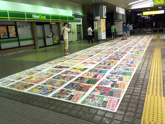 
Ở bên trong nhà ga, mọi người sẽ được chiêm ngưỡng hình ảnh tất cả 200 trang bìa của từng tập manga Kochikame, trải dài 40 năm từ tháng 9 năm 1976 cho đến tháng 9 năm 2016
