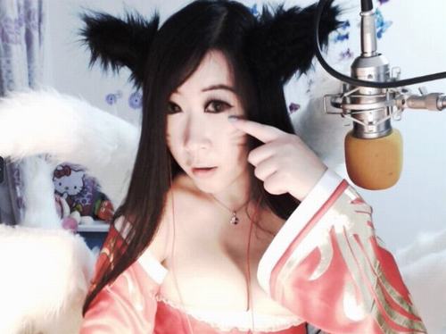 
Cherry Băng cosplay Ahri khi chơi Liên Minh Huyền Thoại trên kênh stream
