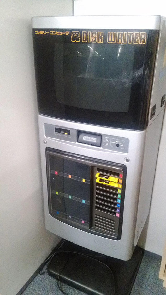 
Máy sản xuất đĩa game cho máy NES vẫn còn hoạt động
