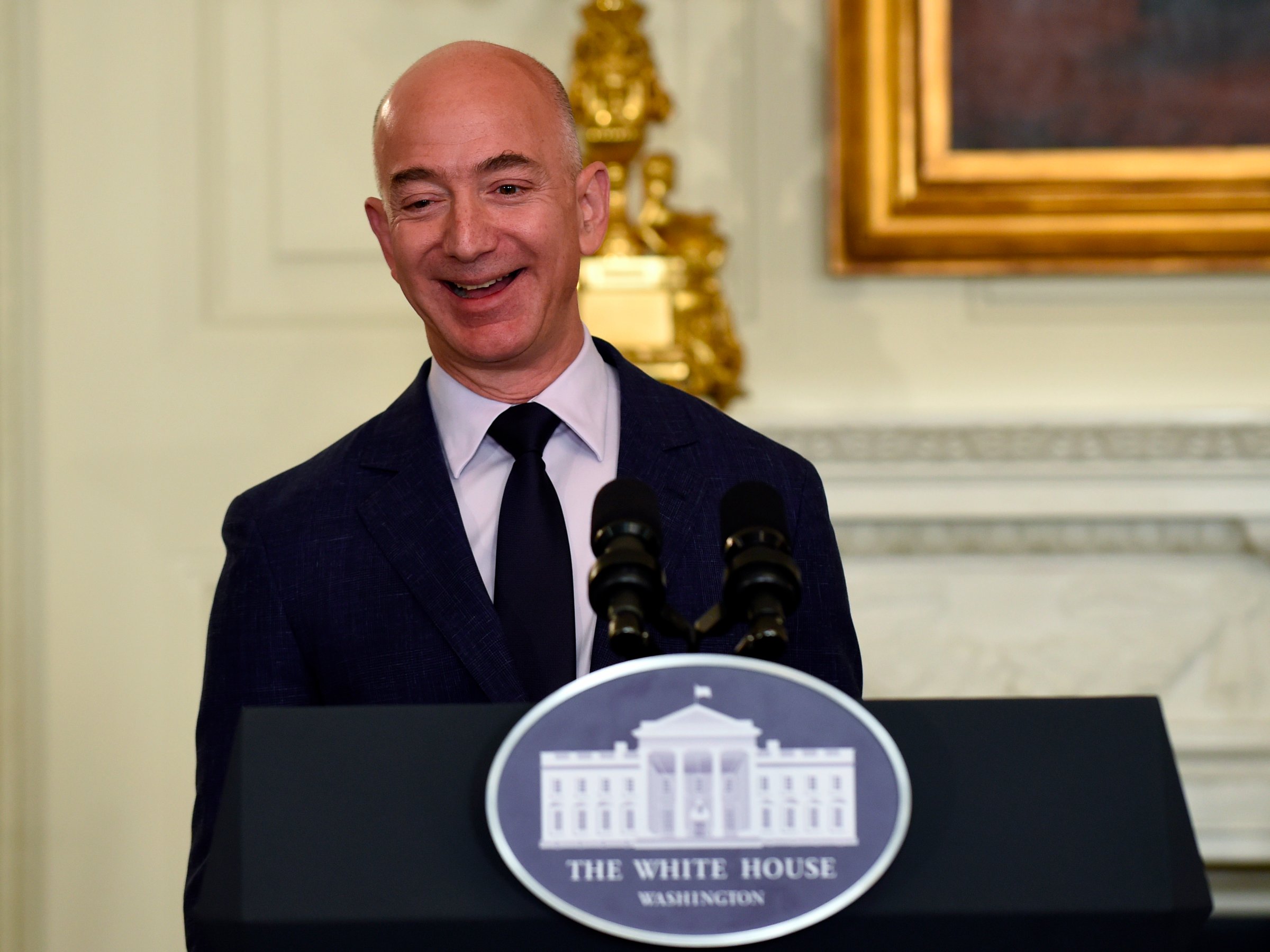 CEO Amazon đột nhiên quay ra hòa giải với Trump