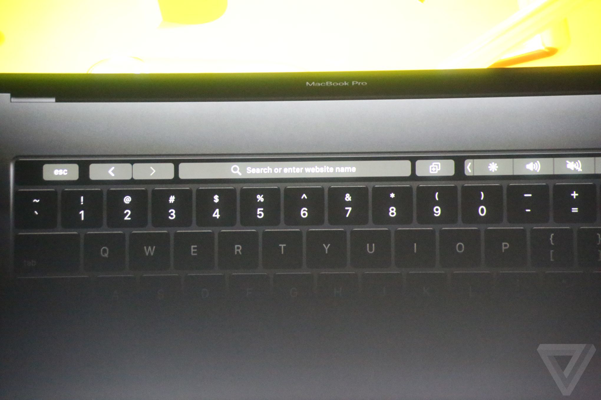 Tất tần tật những điều bạn có thể làm với Touch Bar trên MacBook Pro mới