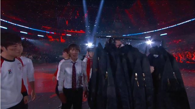 
Nhân viên của Riot Games mang giá áo khoác lên sân khấu
