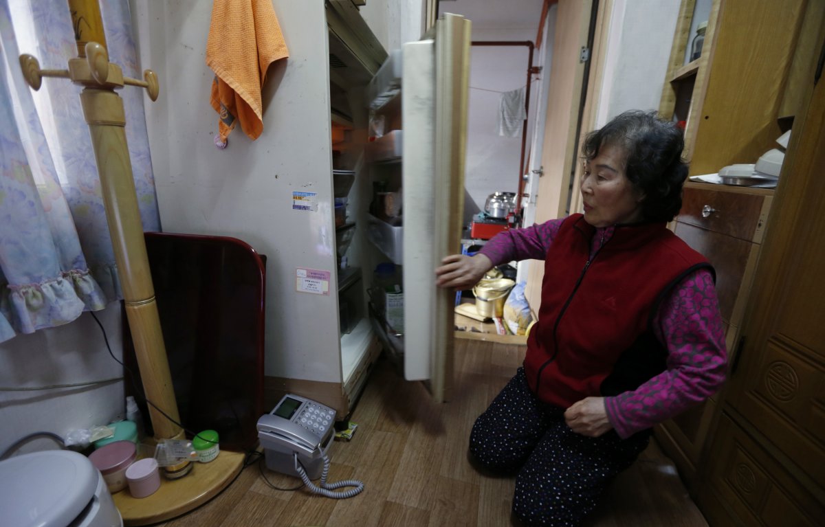  Bà Kong Kyung-soon, 73 tuổi, sống trong căn hộ chật hẹp có diện tích sống chỉ gần 2m². Với toilet và bếp riêng bên ngoài. 