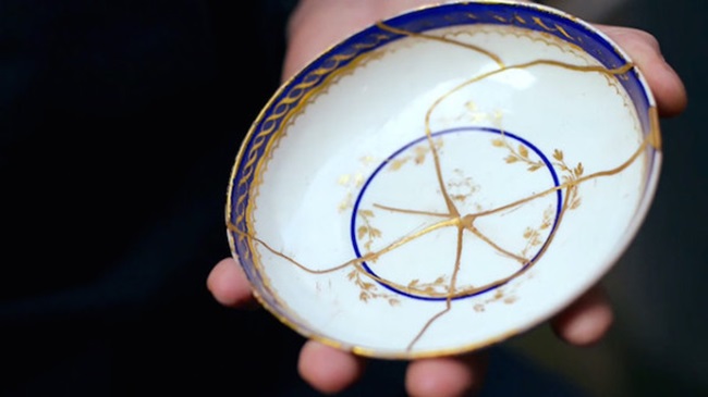 Kintsugi: thuật phục chế đồ gốm bằng vàng tài tình của nghệ nhân Nhật Bản