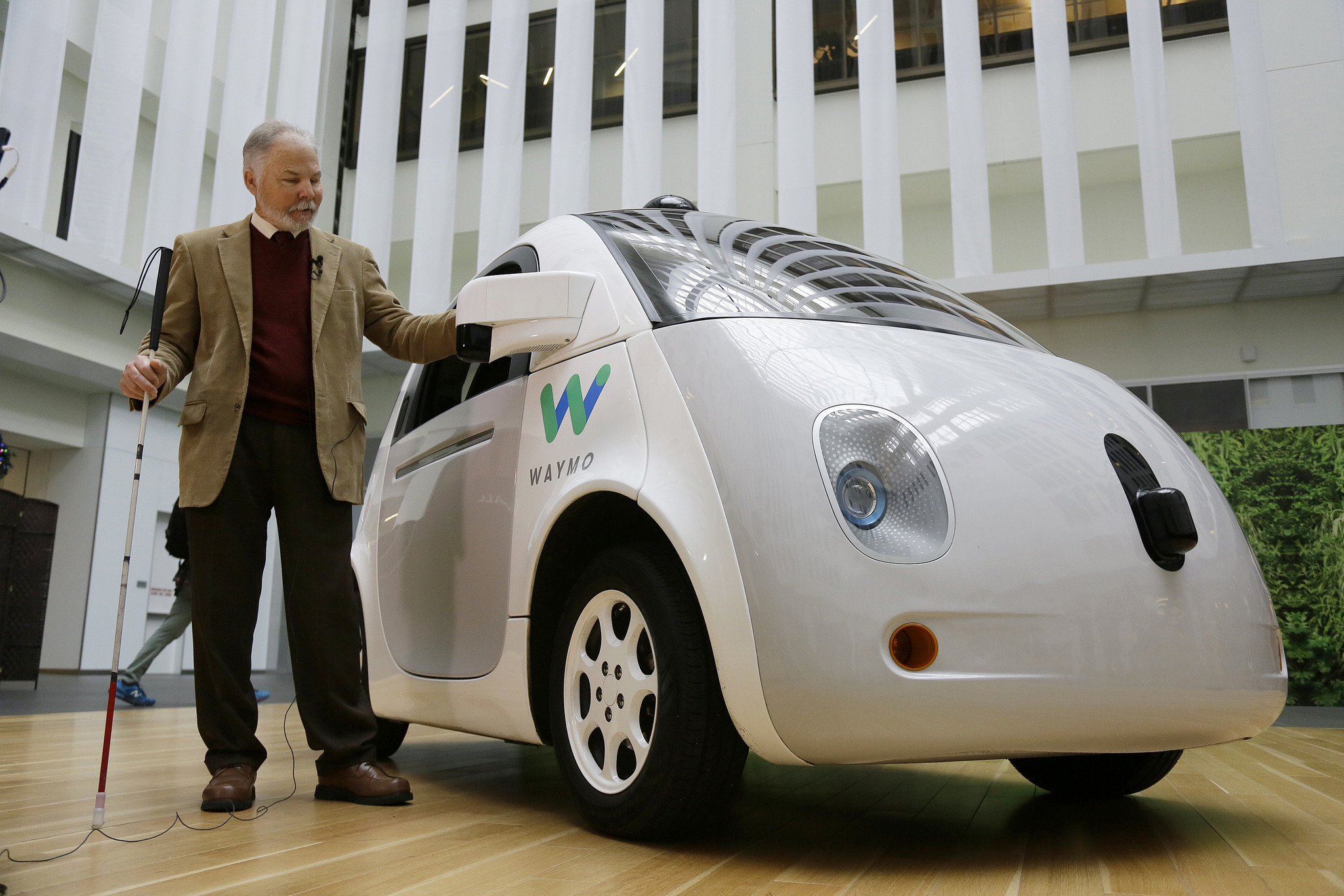 Google ra mắt công ty Waymo, chuẩn bị trình làng dịch vụ cho thuê xe tự lái  vào cuối năm sau