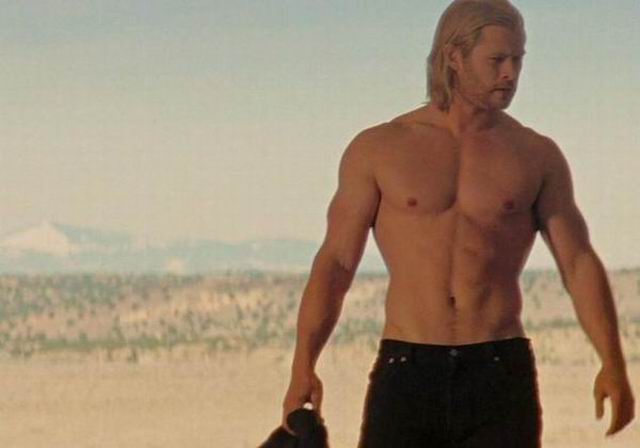 
Chris Hemsworth vào vai Garen
