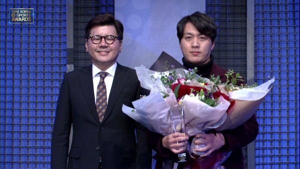 
Huấn luyện viên trưởng Choi Byoung-hoon xứng đáng nhận giải với những đóng góp của ông vào sự thành công của SKT T1
