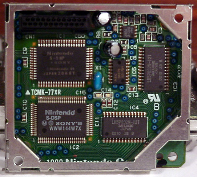 
Máy SNES với chip xử lý âm thanh của Sony (góc dưới bên trái bo mạch)
