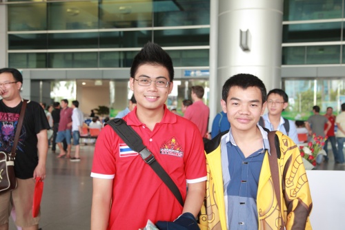 
HLV Tinikun (bên phải) - có rất nhiều kinh nghiệm dẫn dắt các đội tuyển Liên Minh Huyền Thoại cả Việt Nam lẫn Thái Lan
