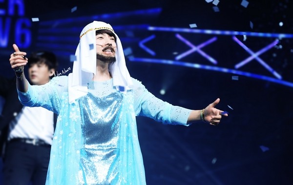 
Donghae hóa Elsa Ả Rập với râu ria xồm xoàm và đoạt danh hiệu” Elsa đàn ông nhất”.
