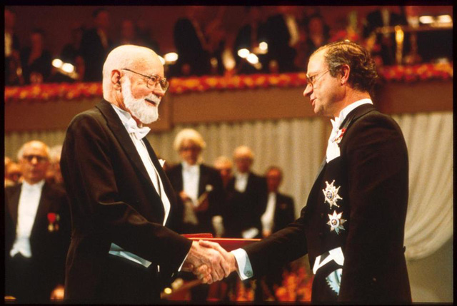 
E. Donnall Thomas (trái), cha đẻ của ghép tủy xương, trong lễ trao giải Nobel dành cho ông
