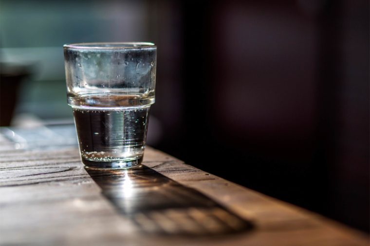 Liệu uống nước đã để qua đêm hoặc lâu hơn sẽ gây hại cho sức khỏe của bạn?