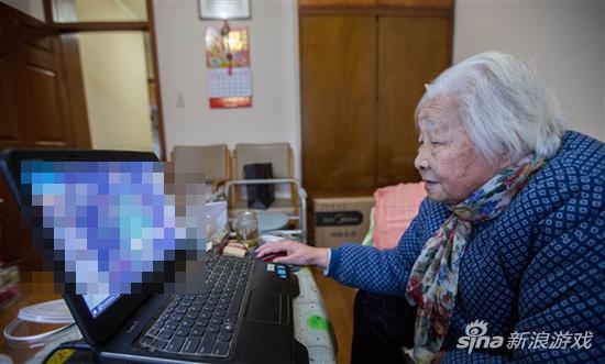 
Bà Hồng thích chơi game online đã được gần 20 năm
