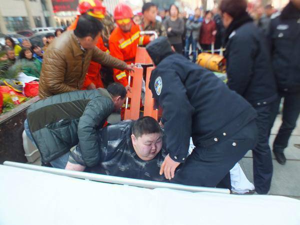 
Một thanh niên nặng tới 200 cân nằm gục trên đường tại Trung Quốc
