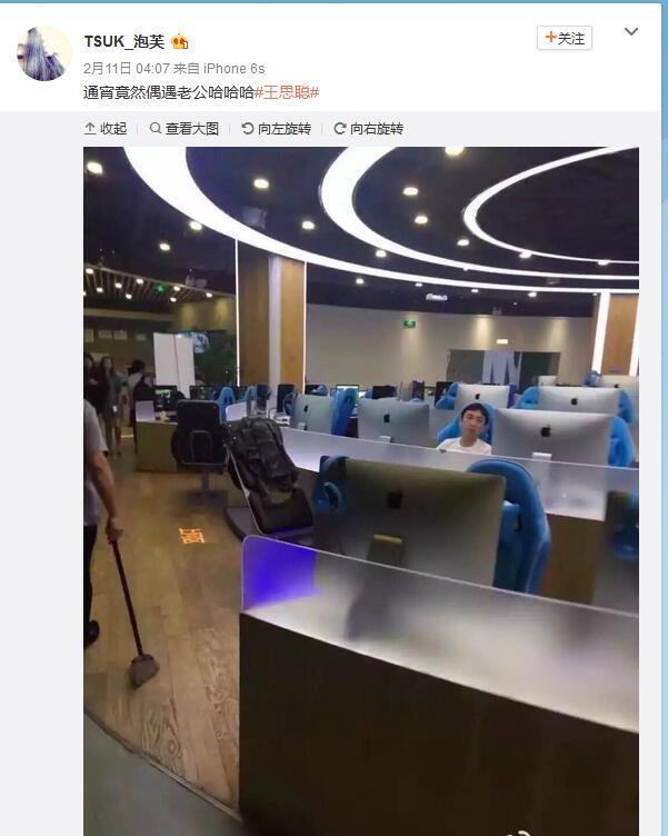
Hình ảnh Vương Tư Thông ngồi phòng Net bình dân nhận được sự quan tâm của cư dân mạng Trung Quốc
