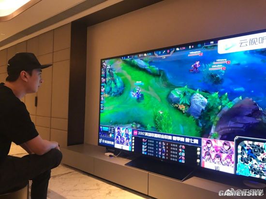 
Vương Tư Thông tiếp tục gây sốt khi xem thi đấu Liên Minh Huyền Thoại bằng màn hình Tivi 100 Inch
