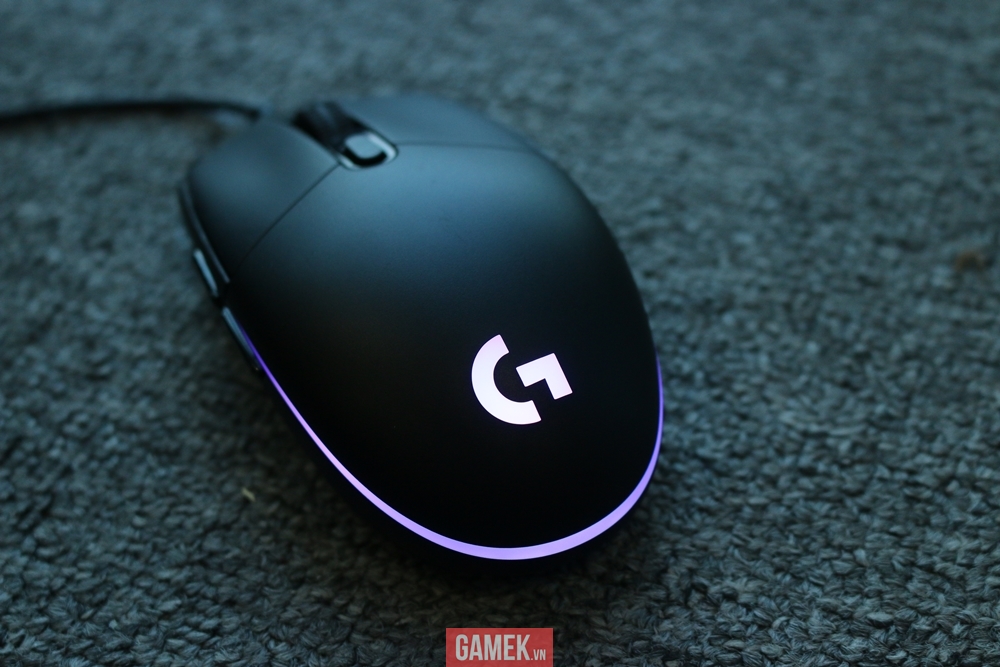 Chuột Logitech G102 có kích cỡ trung bình, thiết kế hình bầu dục thon gọn