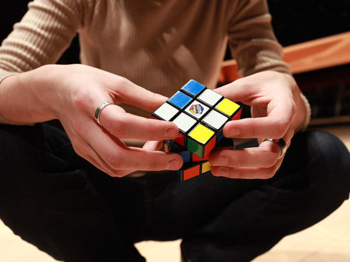 Chàng trai 15 tuổi này vừa phá vỡ kỷ lục Rubik thế giới, bạn chắc ...