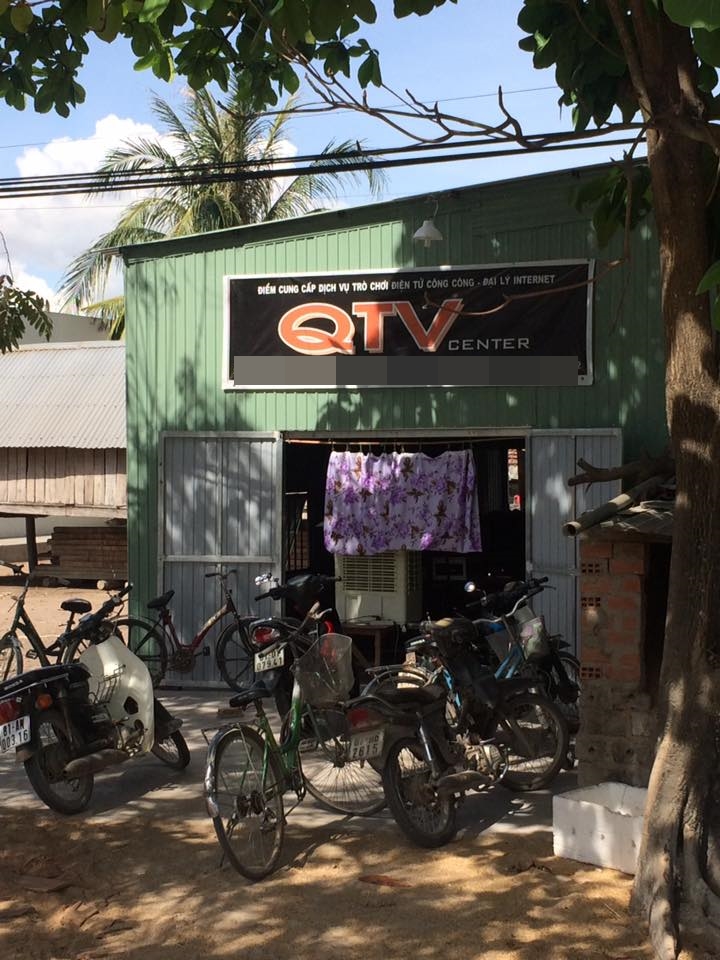 LMHT Bất ngờ phát hiện "trụ sở 2" của QTV Center ở tít dưới quê, mỗi tội lớp mái tôn hơi nóng thôi