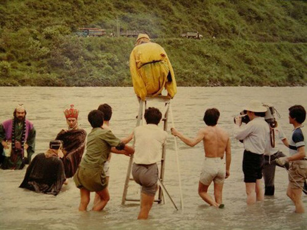 
Cảnh thầy trò Đường Tăng lội qua sông...
