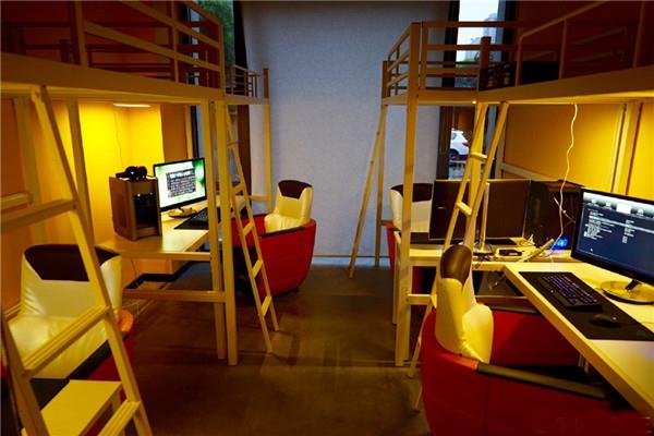 
Thậm chí, quán Net còn cung cấp cả phòng chơi có đặt sẵn giường ngủ, game thủ có thể thoải mái ngả lưng luôn khi cảm thấy mệt mỏi. Được biết, giá tiền giờ chơi ở phòng VIP này lên đến 80 Nhân Dân Tệ (khoảng 270.000 VNĐ)
