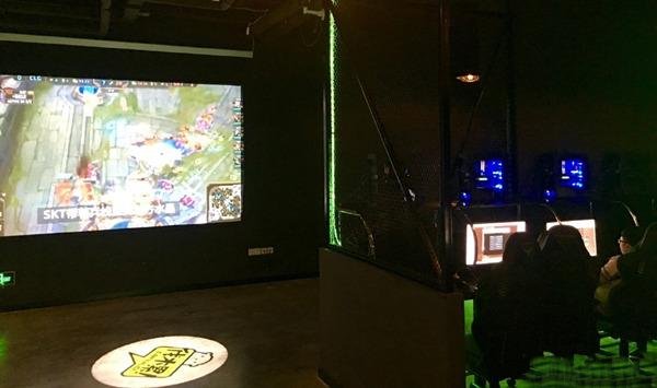 
Quán Net cũng có màn hình để trình chiếu các giải đấu, hay đơn giản là livestream chính các trận đấu của game thủ tại đây
