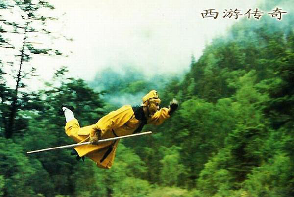 
Cảnh bay lượn của Tôn Ngộ Không được thực hiện với dây bảo hiểm. Trong một số cảnh phim bạn sẽ có thể thấy được những sợi dây này.

