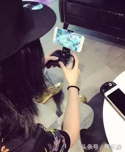 
Quán cũng cung cấp cả những thiết bị chơi game khá chuyên nghiệp như tay cầm bluetooth
