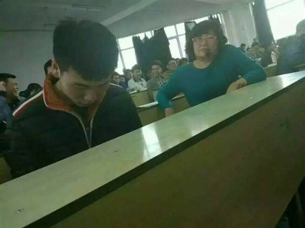 
Giáo viên xuống ngồi ngay bên cạnh nhưng thanh niên này vẫn mải miết chơi game trên di động
