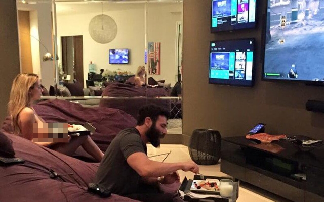 
Vừa chơi game, Dan Bilzerian cũng không quên khoe luôn cô người mẫu xinh đẹp đang trong trang phục Eva
